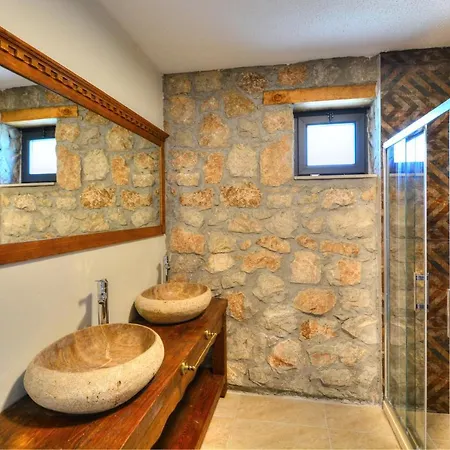2 Bedroom Private With Infinity Pool And Sea View *